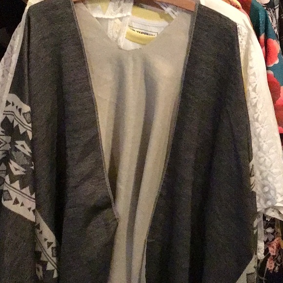 NEW!Boho Aztec faded poncho - Picture 6 of 6